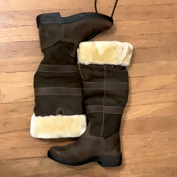 The Dublin boots are size 6 and are leather with a soft and plush interior - Picture 1 of 3